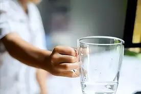 起床一杯水是错的？医生提醒：上了年纪，喝水这3点一定多留心！图片