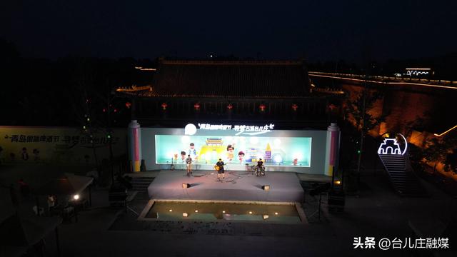 “音乐潮集·青春绽放”主题演艺活动（第三场）在台儿庄古城小南门惠迪吉街区持续进行中