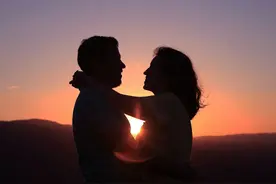 本来满心欢喜，可儿子女朋友来我家第一天，我就有点看不起她了图片