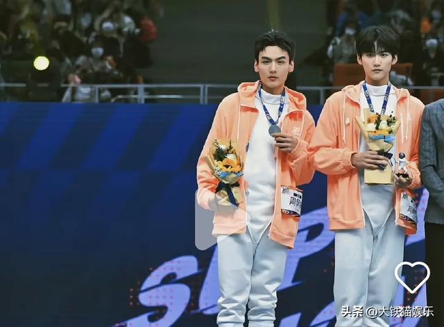 原来他们是亲兄弟，哥哥演短剧霸总，弟弟演长剧男主，颜值差别大
