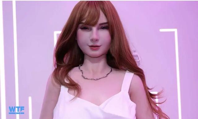帅过男爱豆的机器人未来2万能拿下？女玩家攒钱把电子老公赘回家