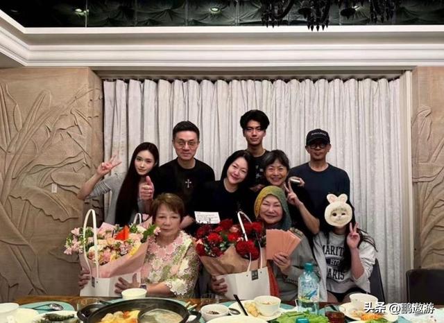 大S雕像圆满落成，具俊晔设计了9个台阶	，5块方形石头，深藏爱意