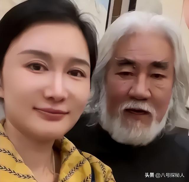 74岁张纪中“服老”了，剃胡须染黑发年轻20岁，和杜星霖更般配