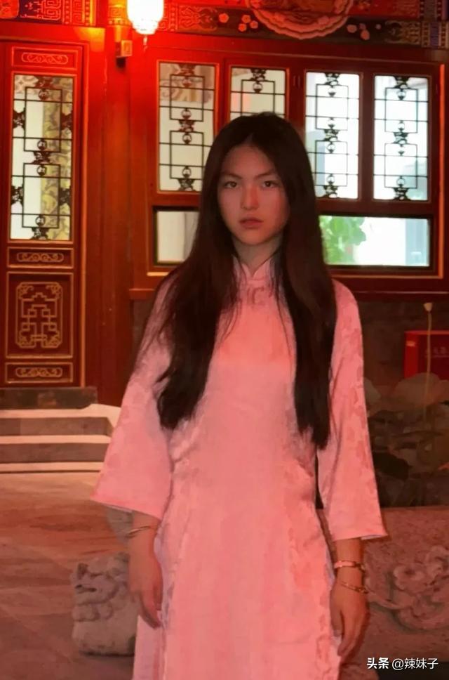 李湘母女入住北京四合院酒店，一晚4000多，王诗龄穿旗袍很端庄