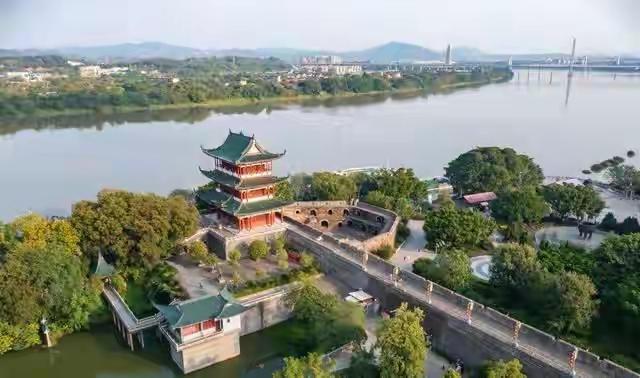 大量美国游客涌入赣州，打着旅游幌子不去旅游不吃美食，为啥来？