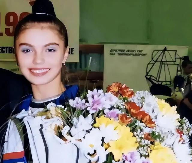 不是普京的附属品，卡巴耶娃真正的人生，比传闻残酷得多