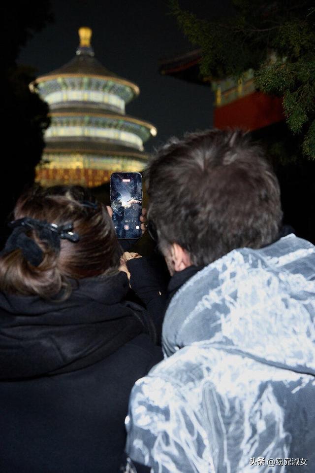 59岁巩俐带法国老公北京游玩，76岁雅尔帅气又多金，跟总统是朋友