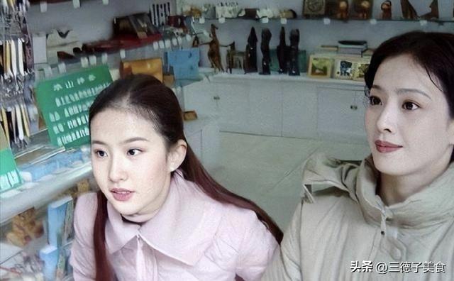 刘亦菲母亲刘晓莉：今66岁仍单身，身材傲人，长得比女儿还漂亮