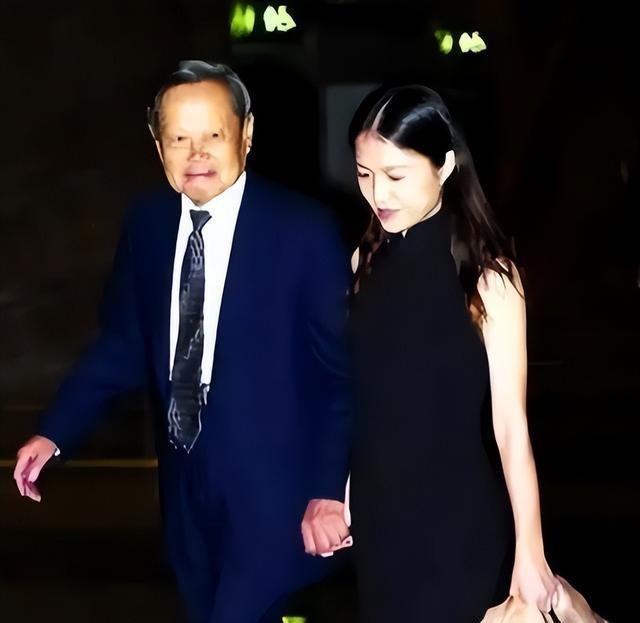翁帆也没想到，丈夫杨振宁去世后，竟因生前一个举动再次口碑暴涨