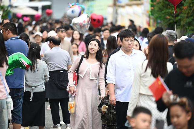 老城烟火气与艺术灵动碰撞 国庆假期青岛龙江路再掀打卡热潮