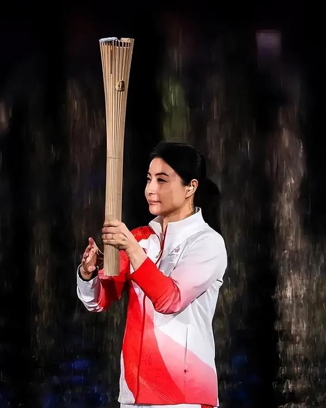 霍震霆没想到，44岁儿媳郭晶晶再次官宣喜讯，让整个阔太圈沉默了