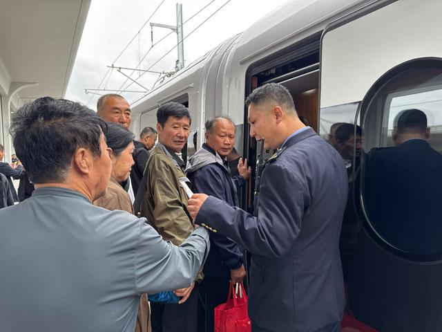 首班高铁抵达吉林通化站现场直击