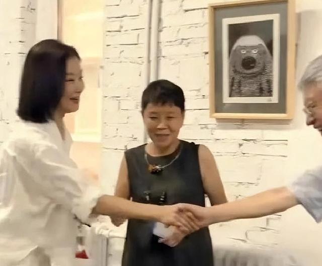 宋祖英私下聚会照流出，穿棉麻衣留短发，印象被完全颠覆呢