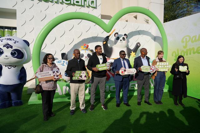 成都熊猫文创“圈粉”驻华使节、外交官