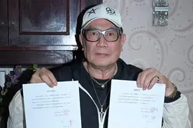 73岁港星刘永买不起香港楼到广东中山养老，带俩幼子住80万复式房图片