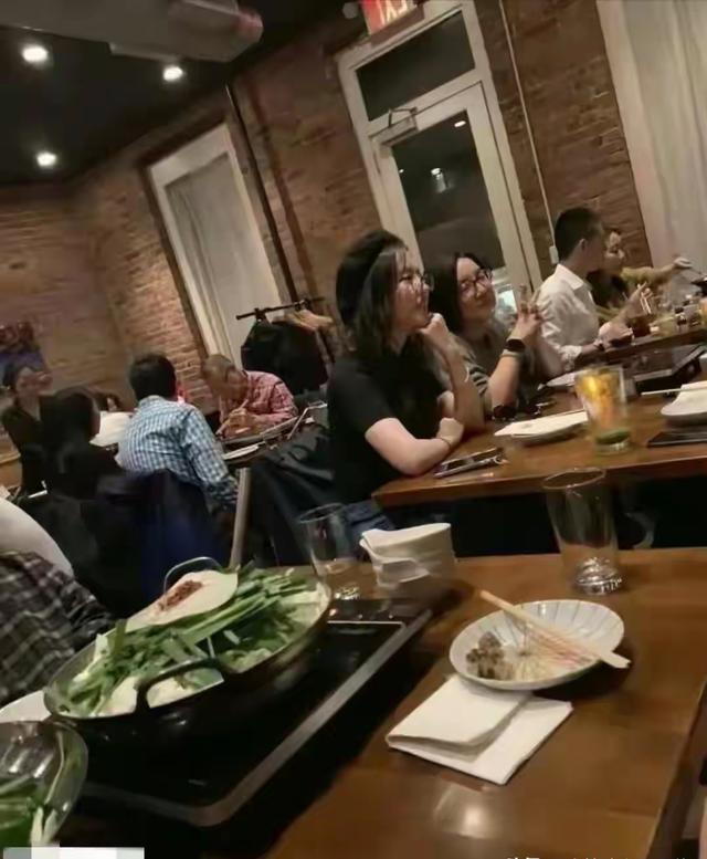 刘亦菲现实中就长这样啊，没了精修图那惊艳感，跟想象中有点差距
