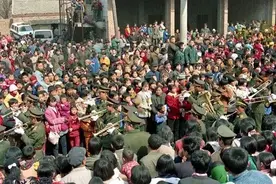 街上人越来越少,14亿中国人都去那里了图片