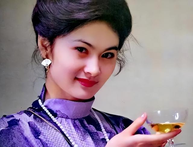 她是80年代央视美女主持，嫁给军委副主席之子，离婚后以卖画为生