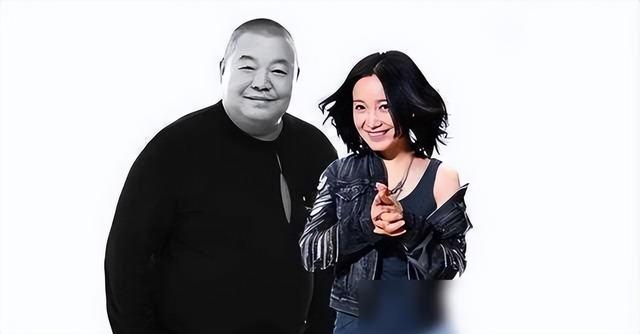 她连上4次春晚，和恩师同居怀孕，被骗流产，如今51岁依然单身！