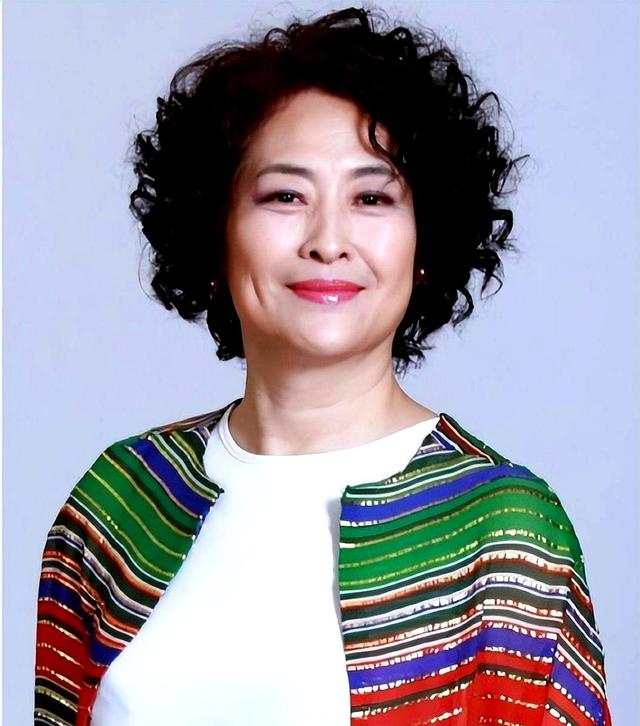没想到他就是许娣老公，结婚40年甘当家庭煮夫，地位比许娣还高