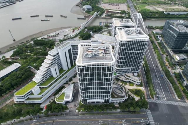 上海新地标来了！除了LV大船，黄浦江边又添两座超惊艳“巨轮”