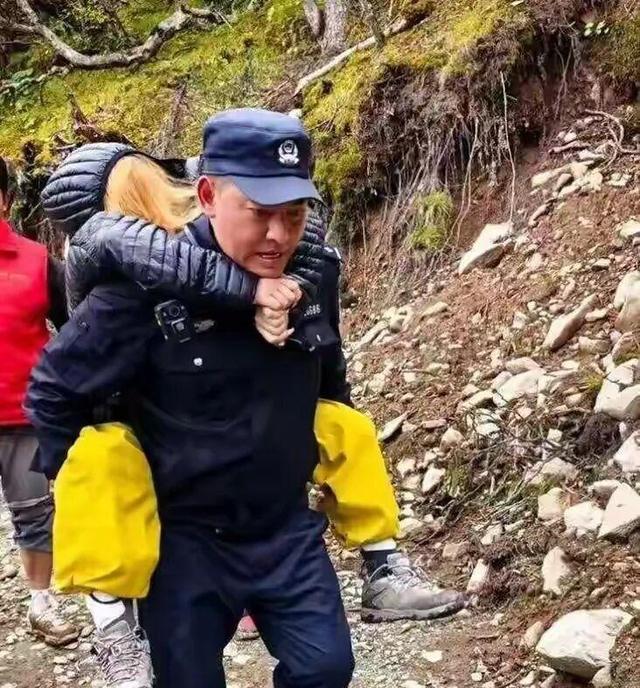 她独自在4700米雪地等死，谁该为这场险些致命的“自由行”买单？