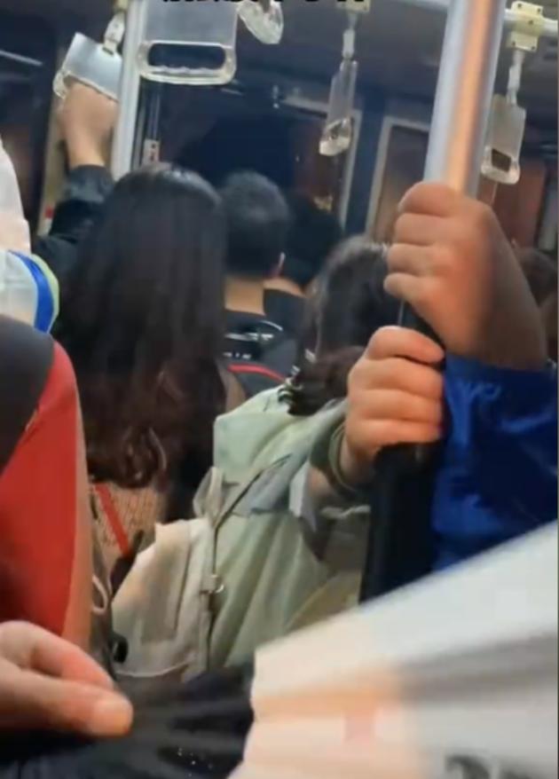 青海机场惊魂3分钟，乘客砸窗逃生，缺氧晕倒，机场回应惹众怒