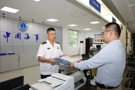 海口海事局办结琼州海峡首艘过海新能源汽车专用运输船落户登记业务图片