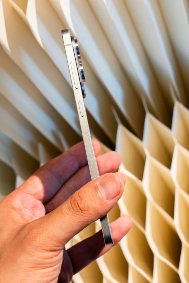 三星、苹果赌输了，iPhone Air销量惨淡砍单，轻薄方向错了