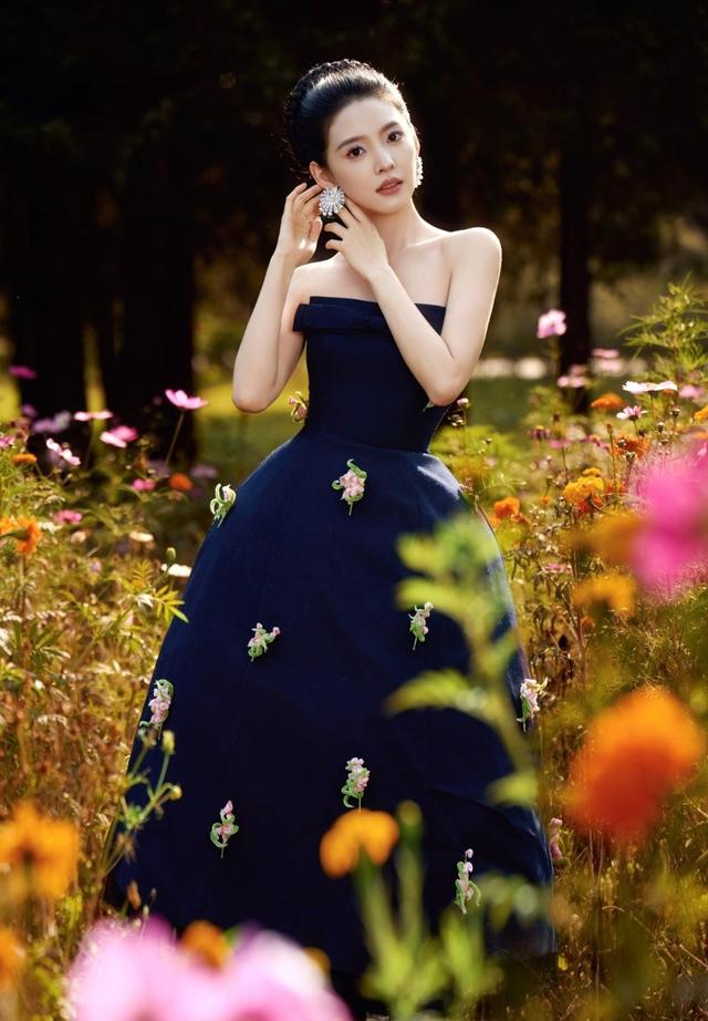 章若楠一字肩裙装美翻天	，白皙肌肤晶莹剔透，摄影师捕捉童话瞬间