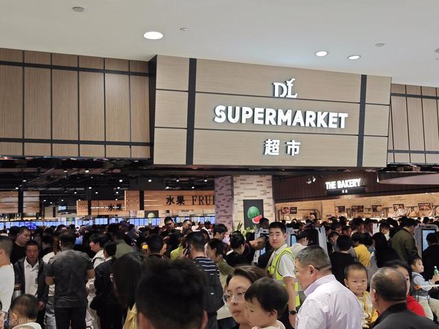 胖东来现象——国庆期间300万游客背后的“密码”