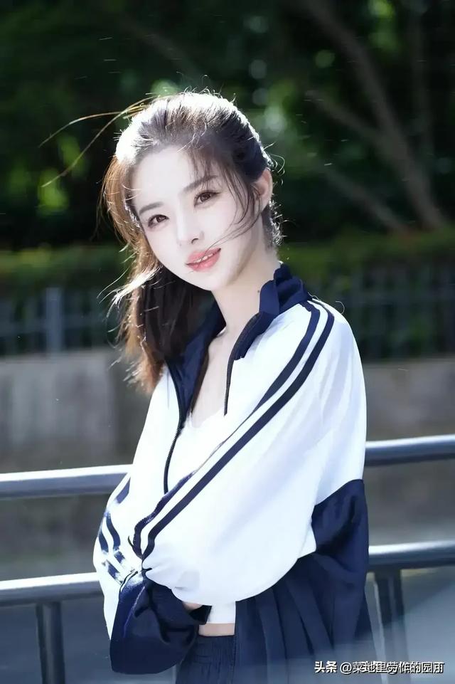 四川成都一校花好漂亮， 身高173cm，体重46kg 美的让人移不开眼