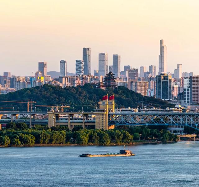 南京市中心悄悄“搬家”?这3个新中心正在强势崛起!