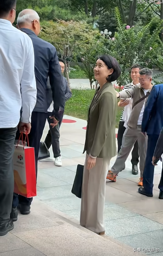 李修平近况：身材高挑资深美，结婚20年无儿女，专注事业不内耗