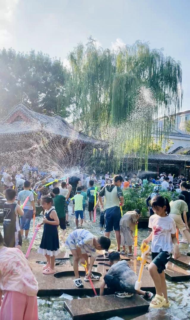 不是版纳去不起，是五龙潭更有性价比！免费儿童泼水天堂，娃玩疯
