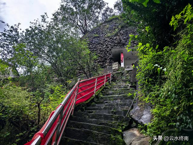 川陕交界的210国道上，有唯一的一段单行线，藏着蜀道上两个秘密