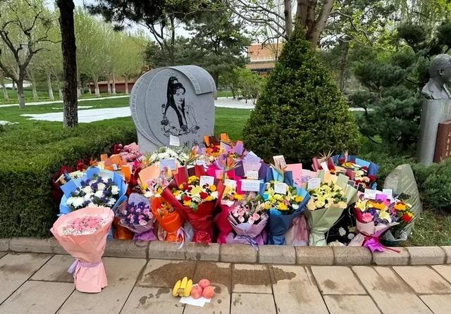 北京周海媚墓地：无儿无女，墓碑造型奇特，坟冢上一句话令人深思