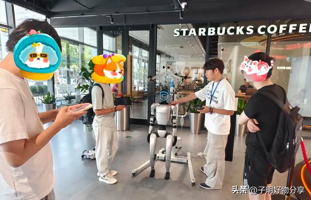 新“科技春晚”燃爆魔都！宇树机器人大打出手，智元泼墨题字！