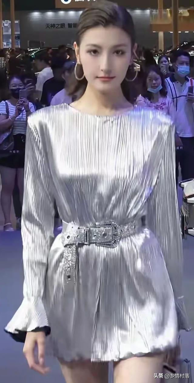 维吾尔超模热依莎，体格高大长的真好看，极具国际范