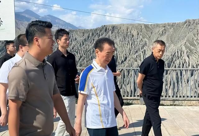 71岁王健林现身新疆，近照瘦成皮包骨，王思聪却换女友纸醉金迷
