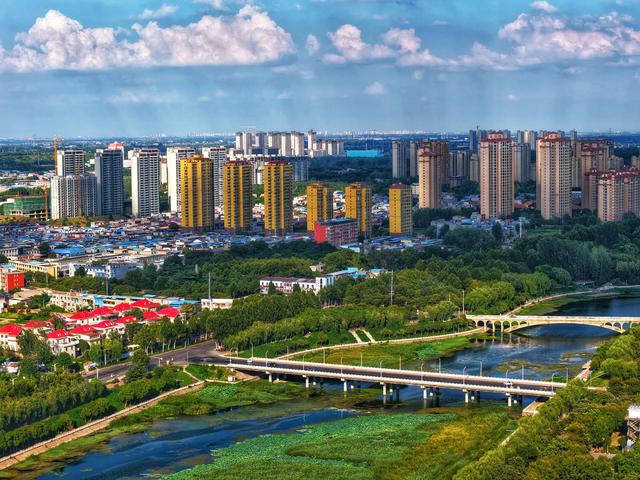 禹州颍河上空的蓝天白云，是当地一道清新动人的自然景致。