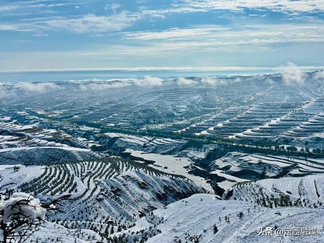 安定区：初雪漫山 与秋色撞个满怀