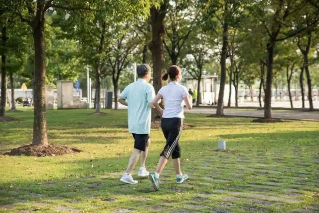 医生提醒:80岁以上的高龄老人,宁愿出去串门,也别做这5件事!