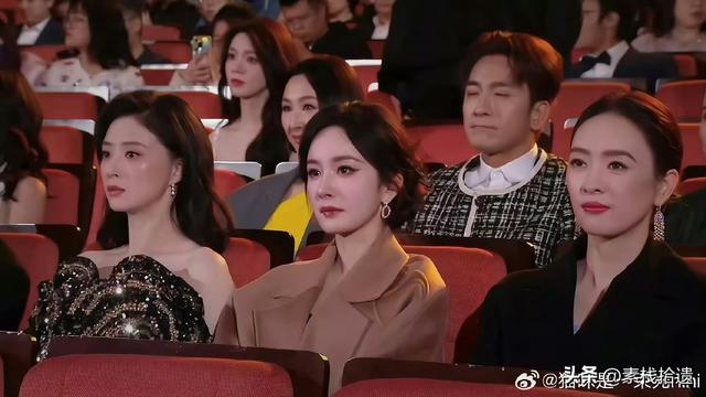 房主任搂着杨幂给女儿录视频，杨幂爽快答应，她激动的要抱杨幂