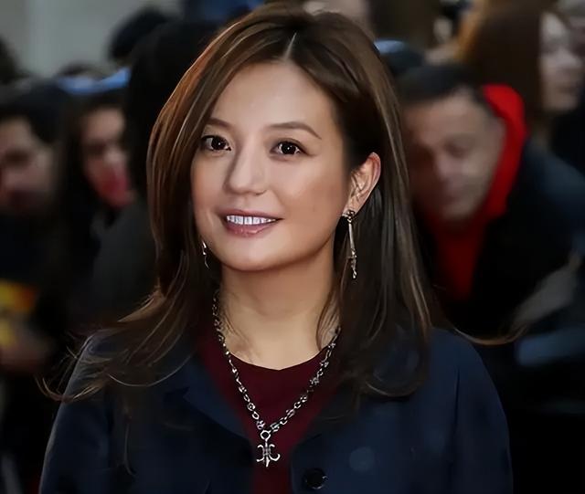 胃癌传闻真相大白半年	，49岁赵薇再迎坏消息，连累的何止闺蜜李湘