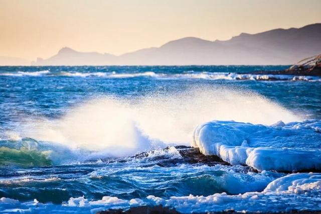 西藏天湖冬日变蓝宝石秘境，千里冰封宛如异星