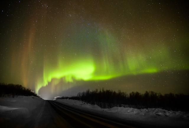 俄媒：中国游客涌入俄罗斯，将极光视为祥瑞，希望在极光下怀孕
