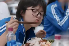 苏炳添来了都得吃剩饭，最近爆火的“高中生抢饭”看得人气血都足了图片