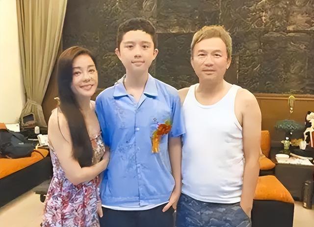 喂奶12年、同床入睡15年、跟儿子拍婚纱照，畸形的爱真离谱！