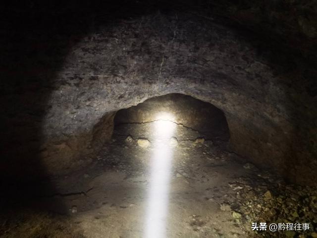一个洞内烟云氤氲的躲匪洞，一个白练如幕的暗河瀑布